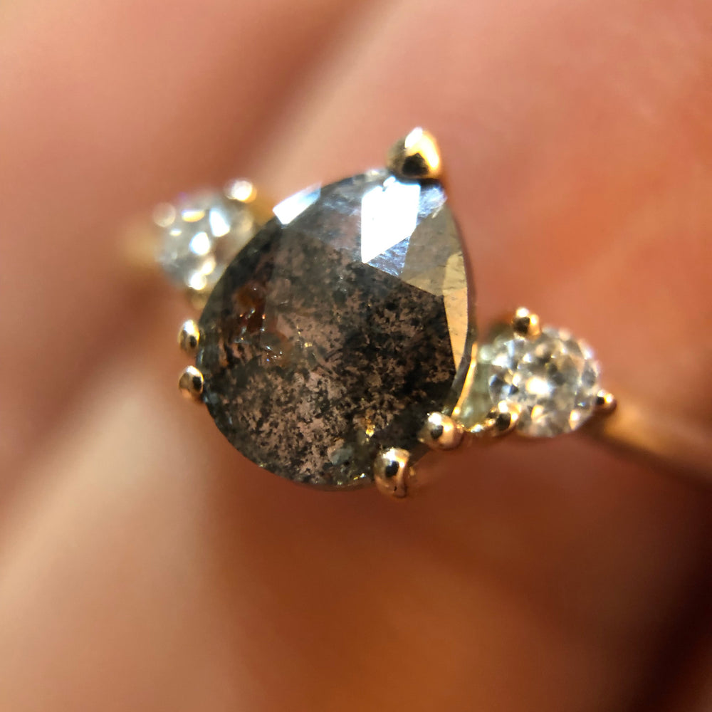 
                      
                        Anillo De Diamante Salt and Pepper En Gota con Diamantes Blancos
                      
                    