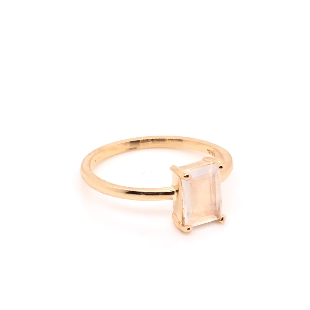 
                      
                        Anillo Solitario de Moonstone corte Esmeralda
                      
                    
