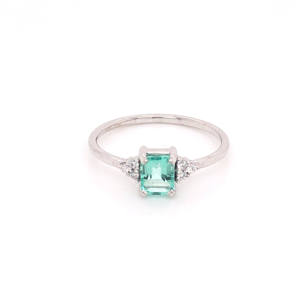 Emerald Ring with Side Diamonds (single piece)