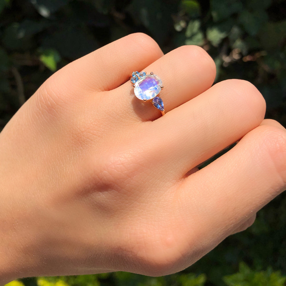 
                      
                        Anillo de Moonstone con Aguamarinas y Tanzanitas
                      
                    