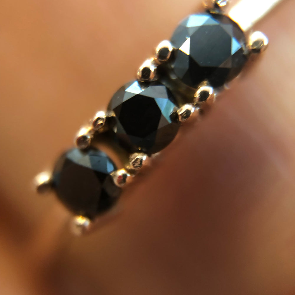 
                      
                        Anillo Isabella Diamante Negro
                      
                    