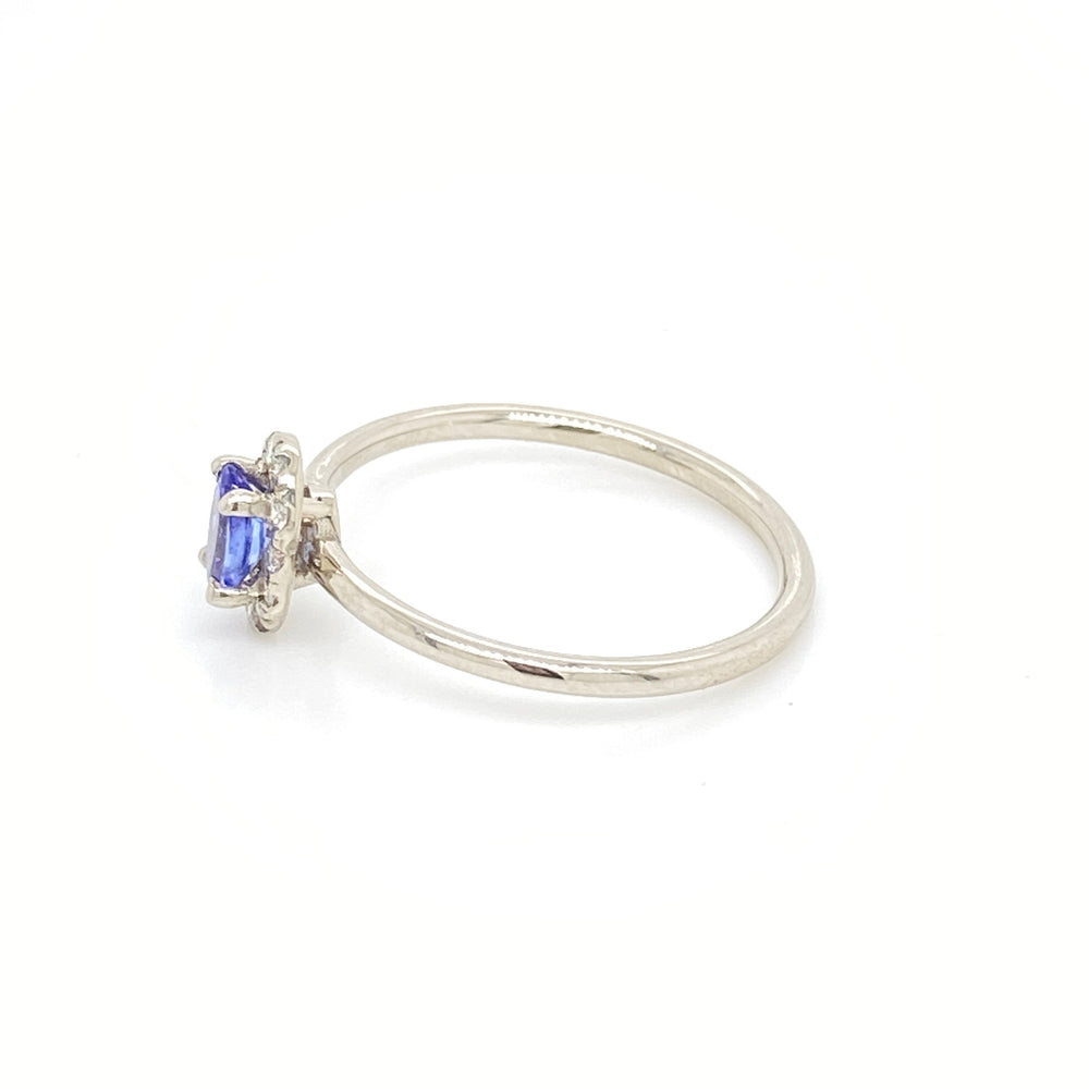 
                      
                        Anillo de Tanzanita con Halo de Diamantes
                      
                    