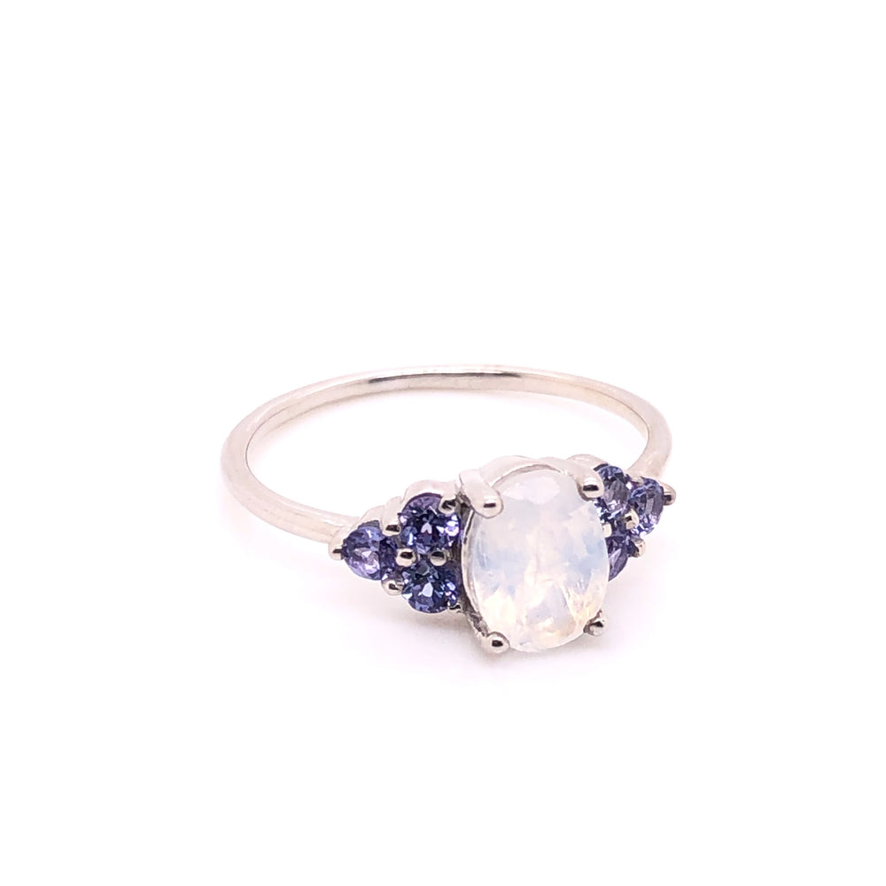 
                      
                        Anillo Valeria Moonstone con Tanzanitas
                      
                    