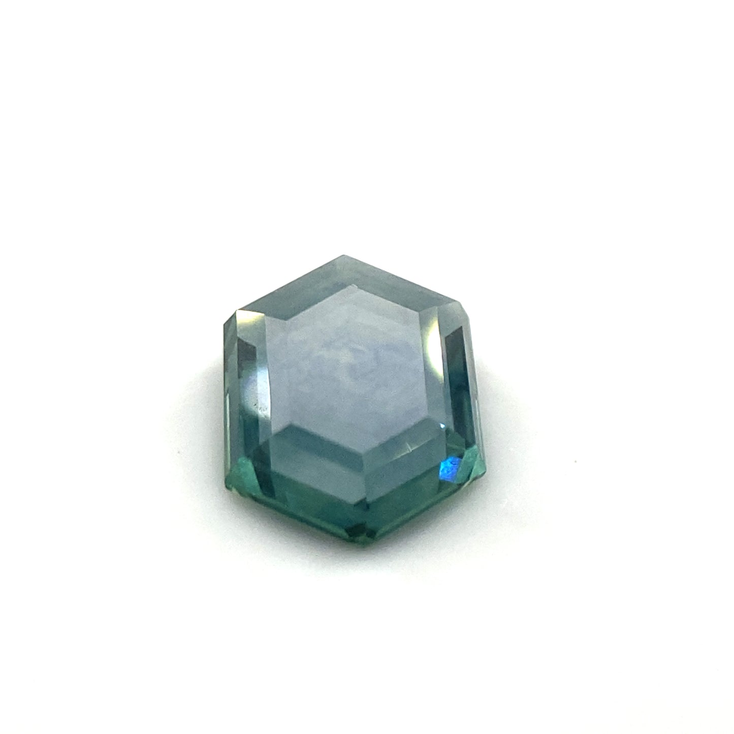PIEDRA SUELTA / Zafiro bicolor en tonos azules y verdes corte hexagonal rosecut de 1.53ct / Valor total 22,000 pesos