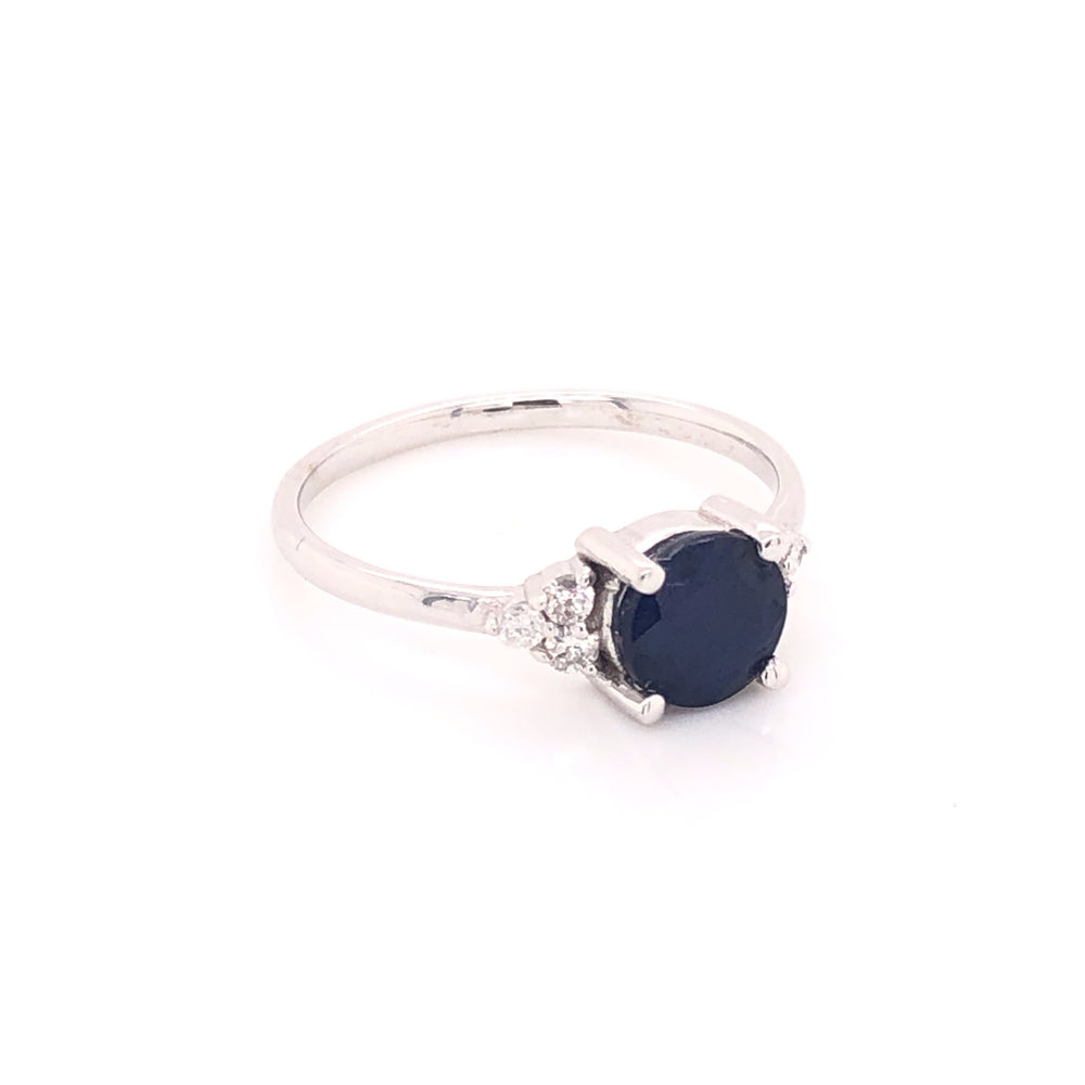 
                      
                        Anillo de Zafiro con Diamantes Laterales (pieza única)
                      
                    