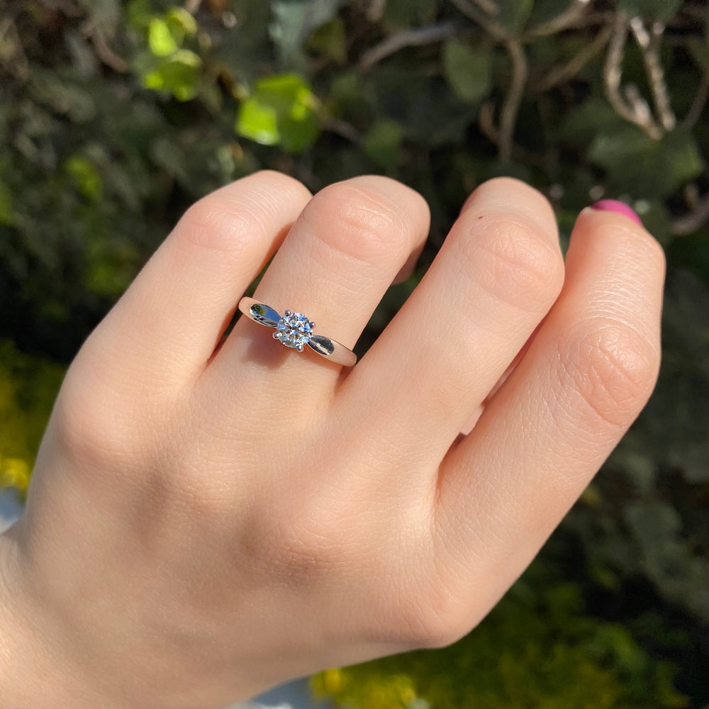 
                      
                        PIEZA ÚNICA / Anillo de compromiso con diamante 0.40ct con certificado GIA
                      
                    