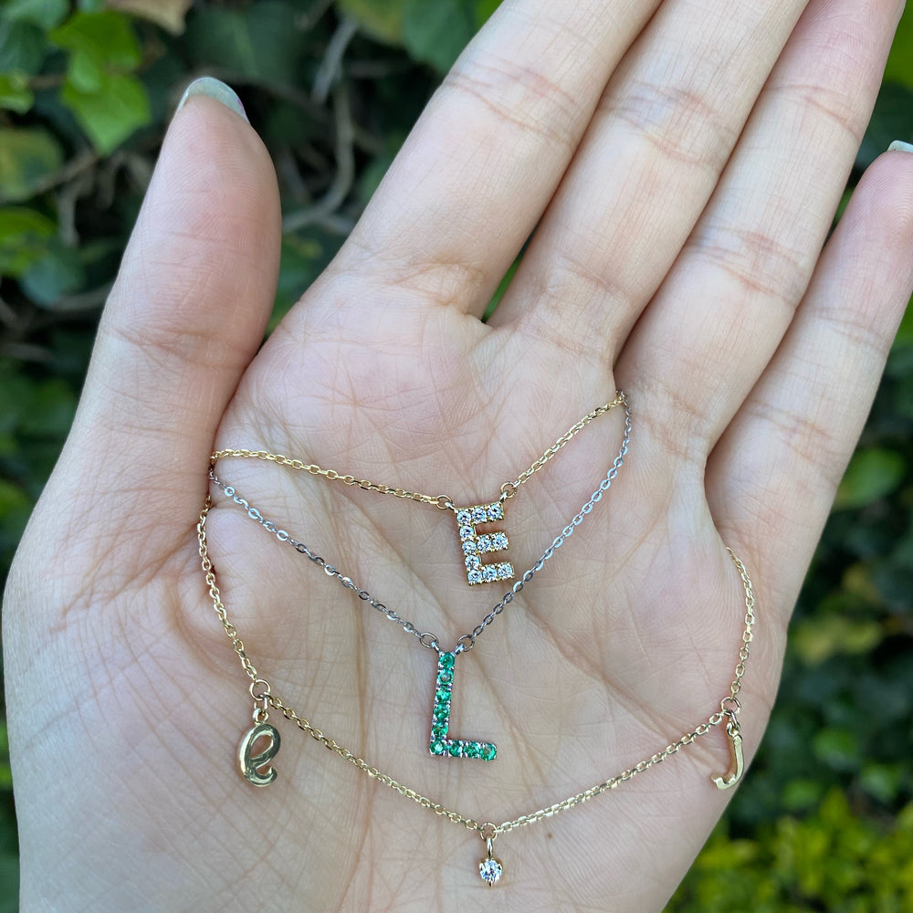 
                      
                        Collar con Inicial de Diamantes
                      
                    