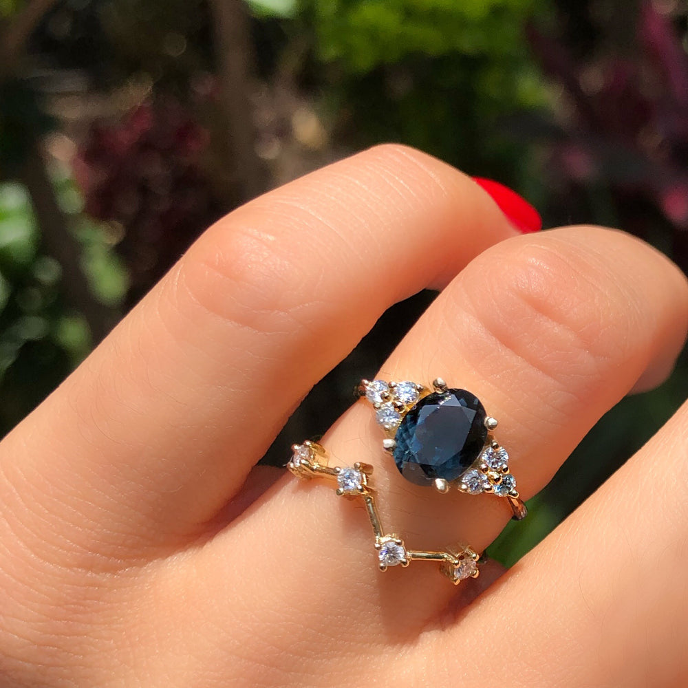 
                      
                        Anillo de Turmalina Azul con Diamantes
                      
                    