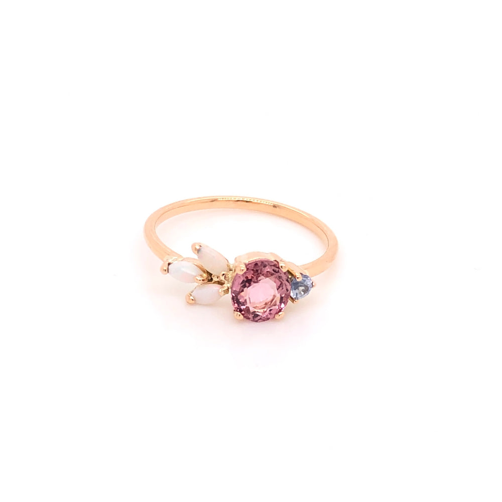 
                      
                        Anillo de Turmalina Rosa con Ópalos y Zafiro
                      
                    
