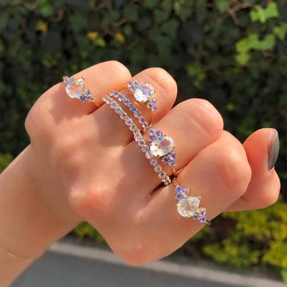 
                      
                        Anillo Valeria Moonstone con Tanzanitas
                      
                    