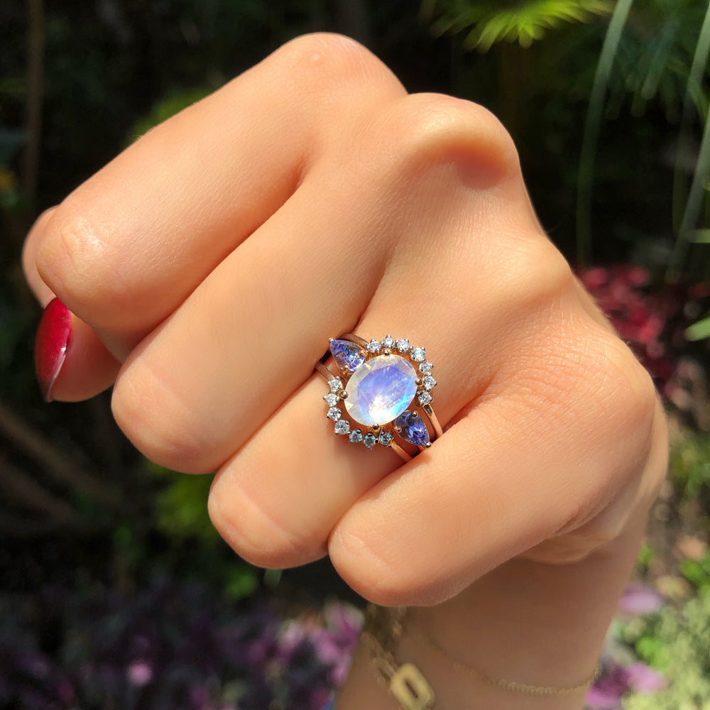 
                      
                        Anillo de Moonstone con Tanzanitas
                      
                    