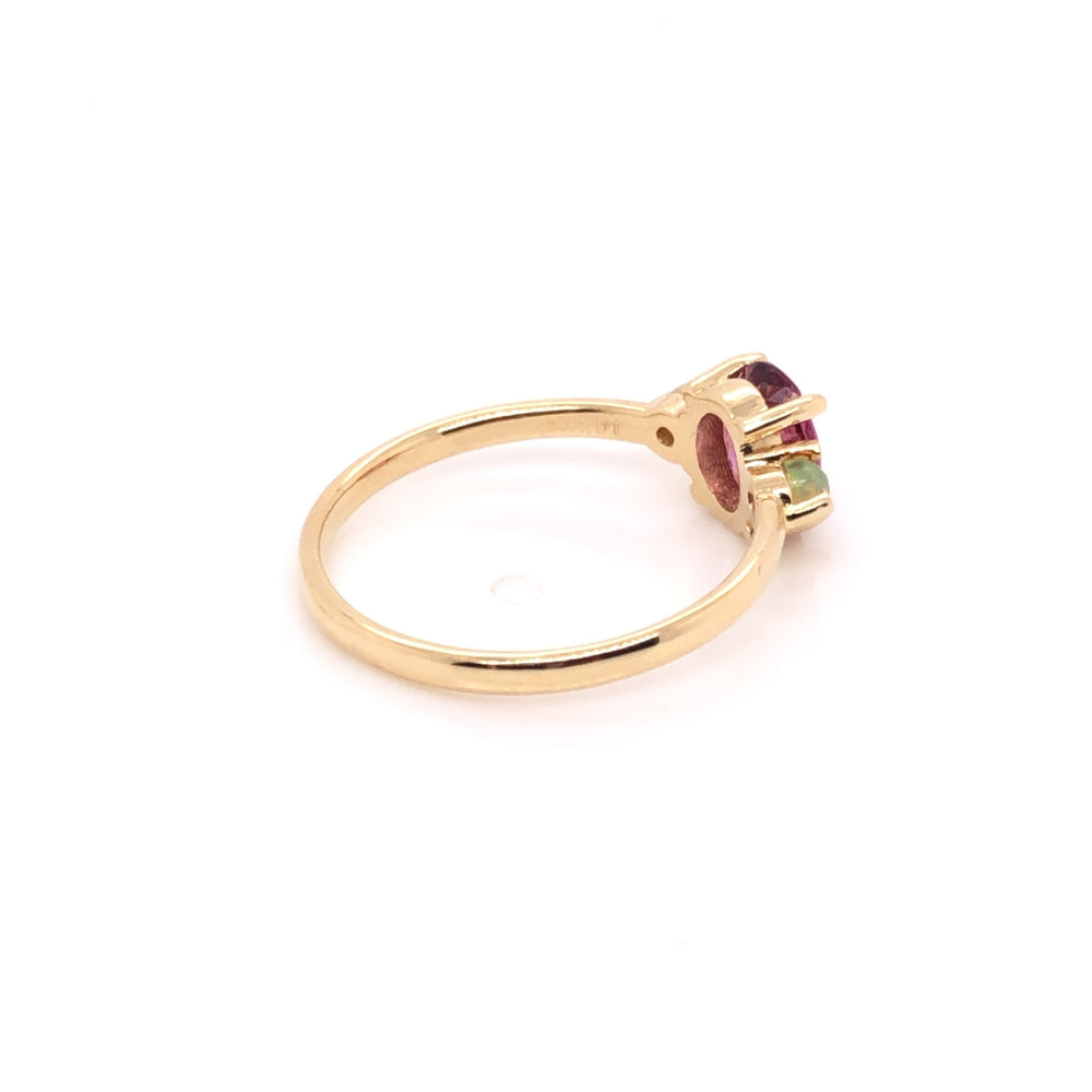 
                      
                        Anillo de Granate Malaya con Ópalos (pieza única)
                      
                    