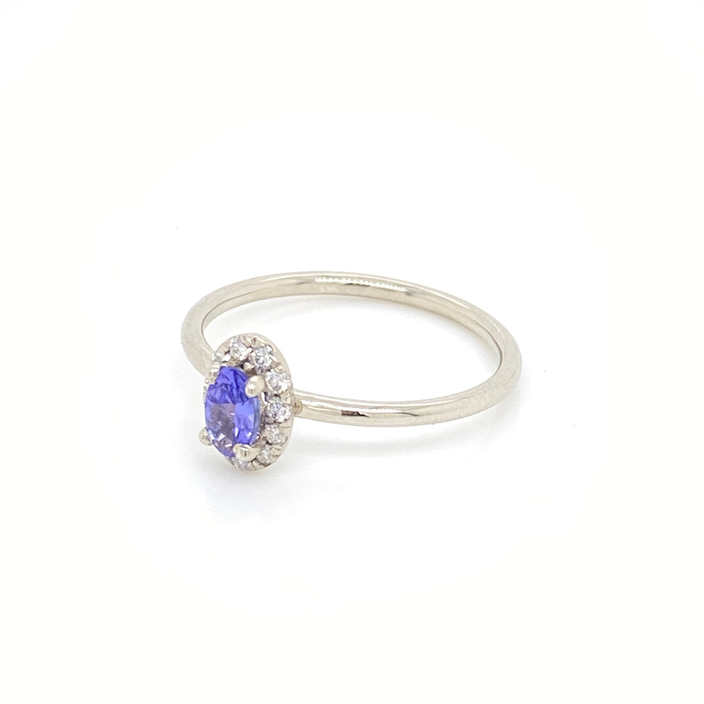 
                      
                        Anillo de Tanzanita con Halo de Diamantes
                      
                    