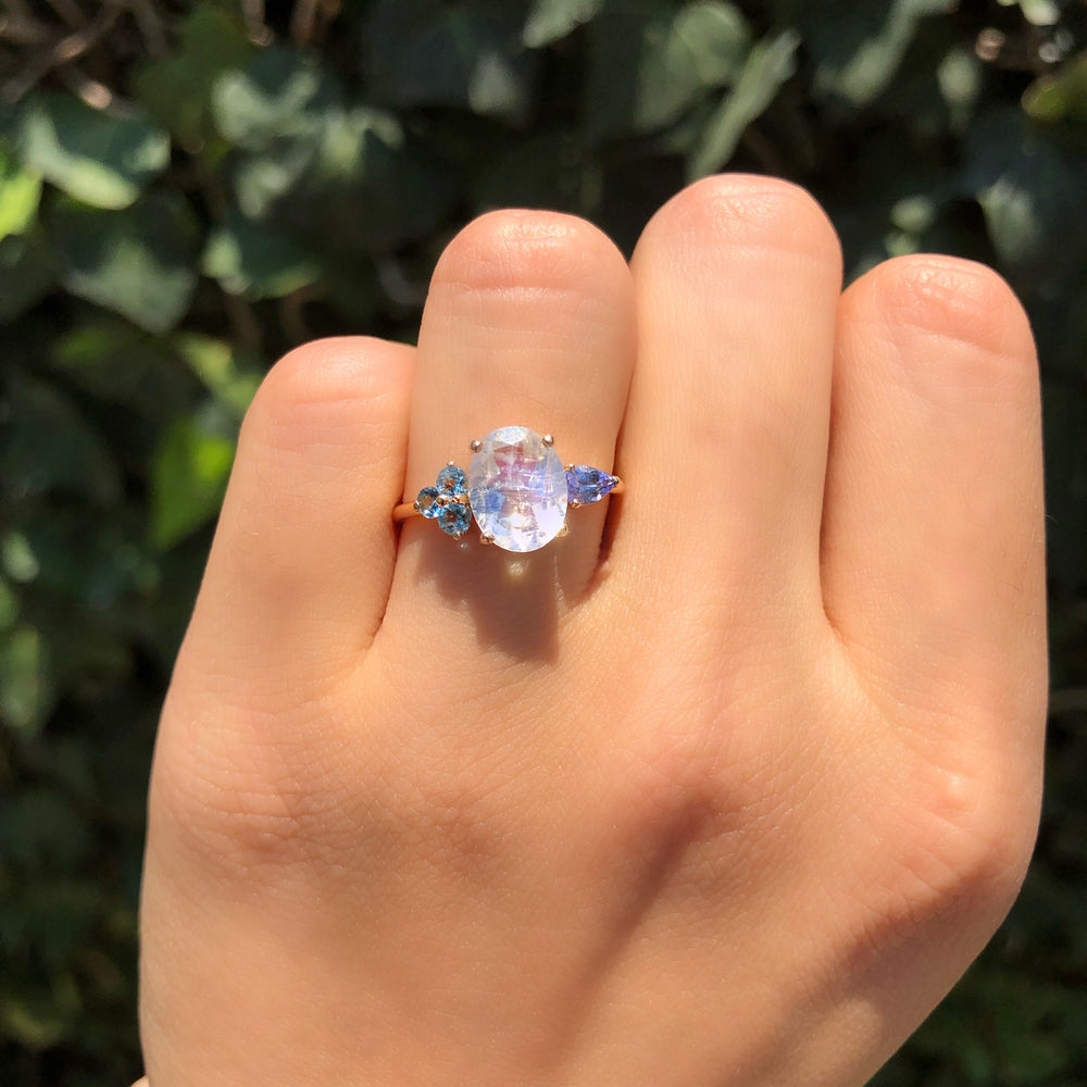 
                      
                        Anillo de Moonstone con Aguamarinas y Tanzanitas
                      
                    