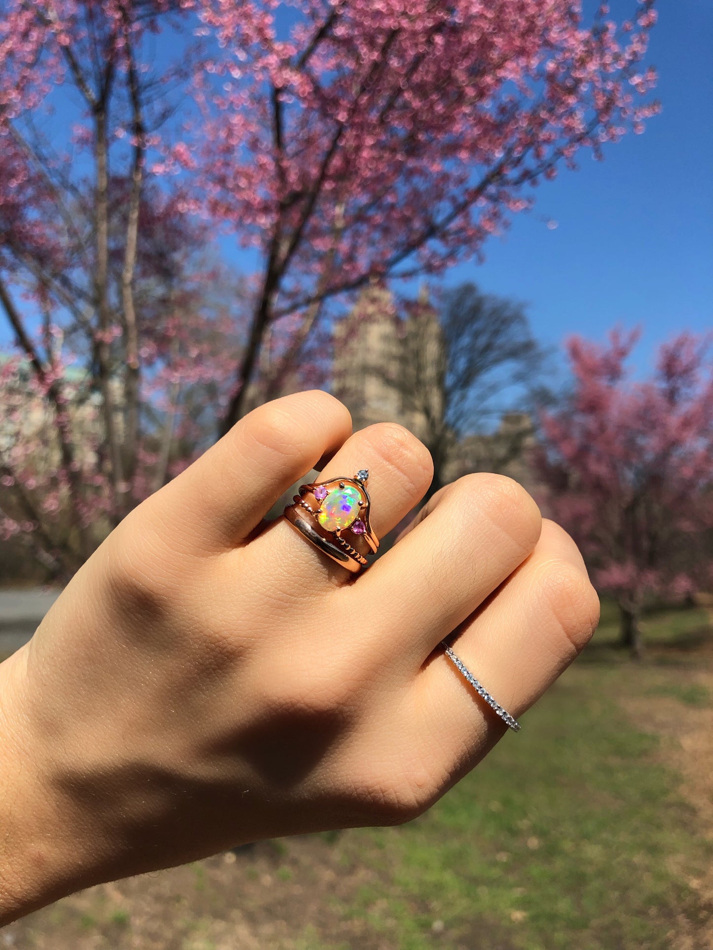 Anillo de Ópalo con Zafiros Rosas