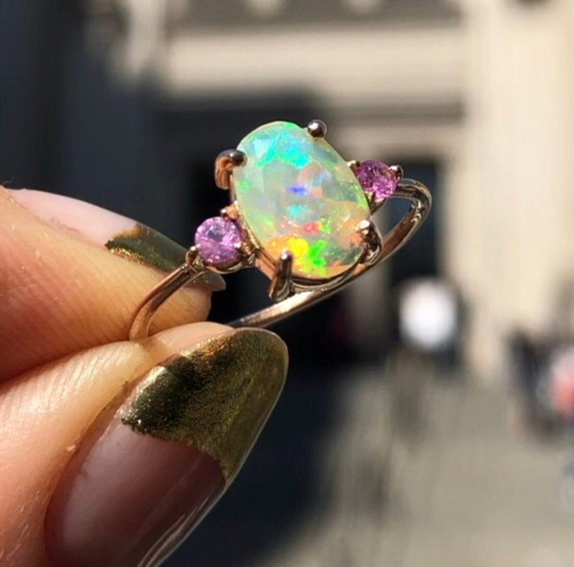 Anillo de Ópalo con Zafiros Rosas